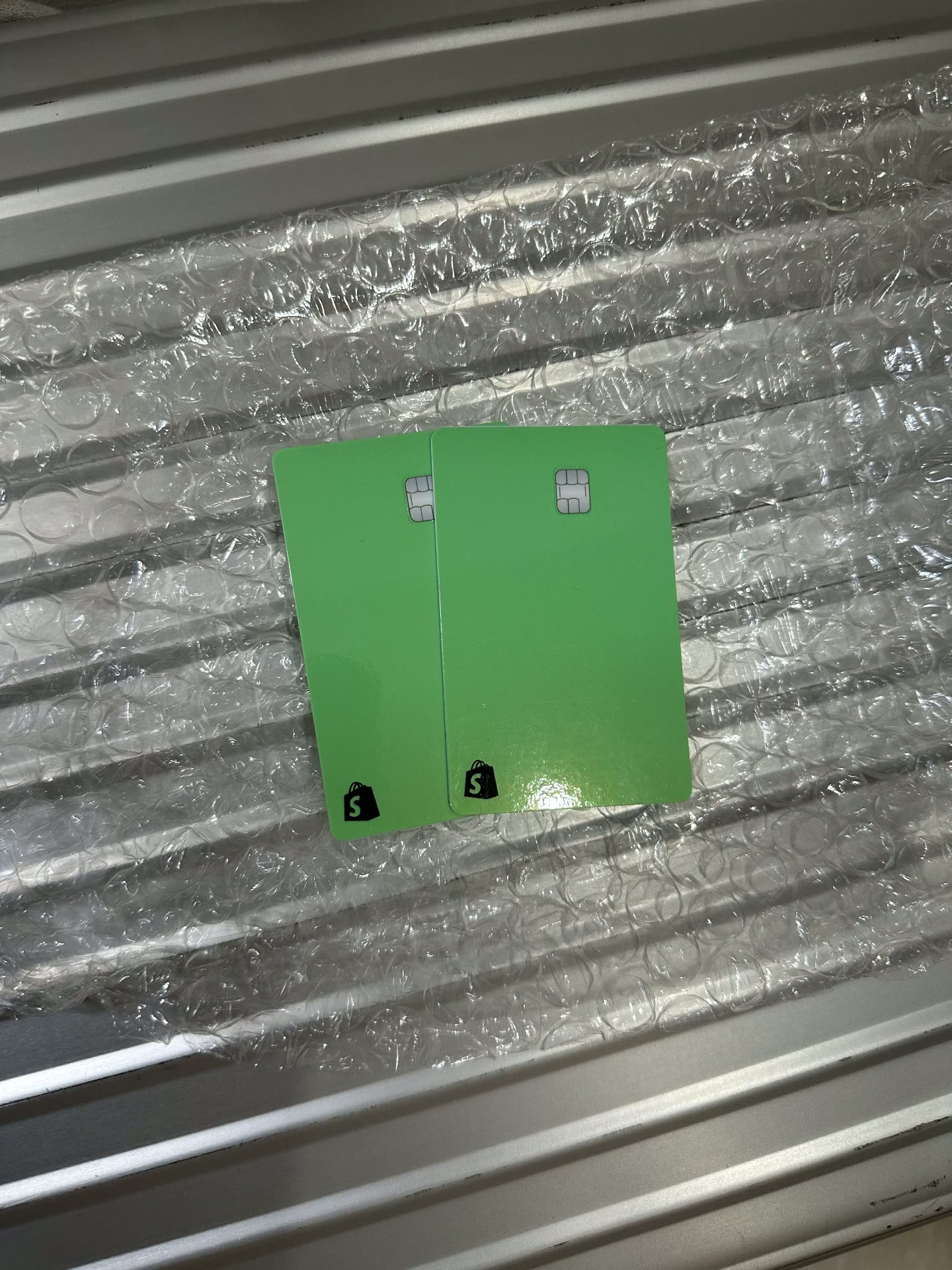 Zwei gelieferte grüne Karten auf sicherer Luftpolsterverpackung